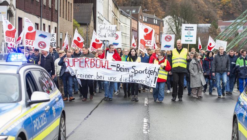 Mitarbeiter des Bayer-Konzerns protestieren gegen den geplanten Arbeitsplatzabbau.