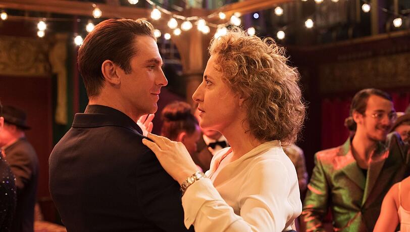 Almas (Maren Eggert) Partner Tom (Dan Stevens) ist perfekt - aber kein Mensch aus Fleisch und Blut.