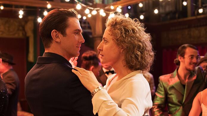 Almas (Maren Eggert) Partner Tom (Dan Stevens) ist perfekt - aber kein Mensch aus Fleisch und Blut.