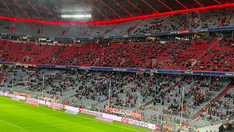 Aufgrund der derzeitigen Corona-Situation durften nur 25 Prozent der Plätze in der Allianz Arena besetzt werden. Auch in der Südkurve herrschte weitgehende Leere. Aufgrund der derzeitigen Corona-Situation durften nur 25 Prozent der Plätze in der Allianz Arena besetzt werden. Auch in der Südkurve herrschte weitgehende Leere.