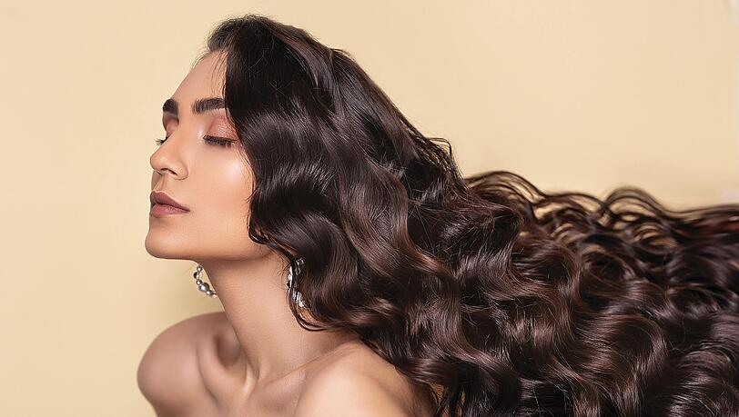 Die Geschmäcker der Frauen sind genauso verschieden wie deren Haarfarben. Deswegen gibt es die Clip in Extensions in nuancenreichen Haarfarben.