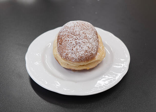 Best&auml;ubt mit Kristall- und Puderzucker: der Kreutzkamm-Krapfen.