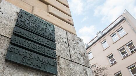 Wegen Misshandlung von behinderten Menschen in einem Wohnheim muss sich in Regensburg ein Pfleger vor Gericht verantworten. (Symbolbild)