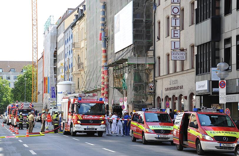 Einsatz in der Schwanthaler Straße: Im Dachstuhl des Deutschen Theaters in München brach am Montag ein Brand aus.