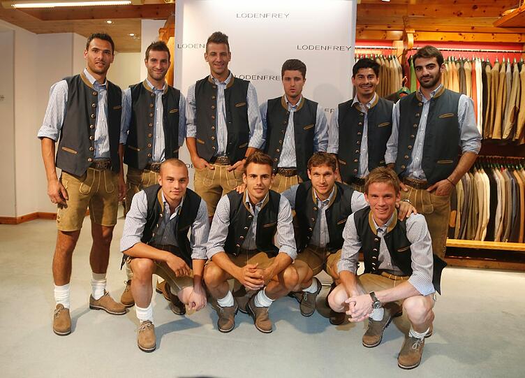 Die Neu-Löwen werden fit für die Wiesn gemacht und bekommen Lederhosen bei Lodenfrey verpasst. Die AZ war bei den Anprobe dabei. Die Bilder