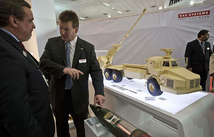 Defence Expo 2014: Die irren Bilder von der Waffen-Messe in Indien