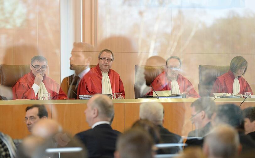 Der Zweite Senat des Bundesverfassungsgerichts in Karlsruhe, Peter Müller (l-r), Andreas Voßkuhle (Vorsitz), Herbert Landau, und Monika Hermanns, eröffnet am Dienstag die mündliche Verhandlung über ein Verbot der rechtsextremen NPD. Den Verbotsantrag hat der Bundesrat gestellt.