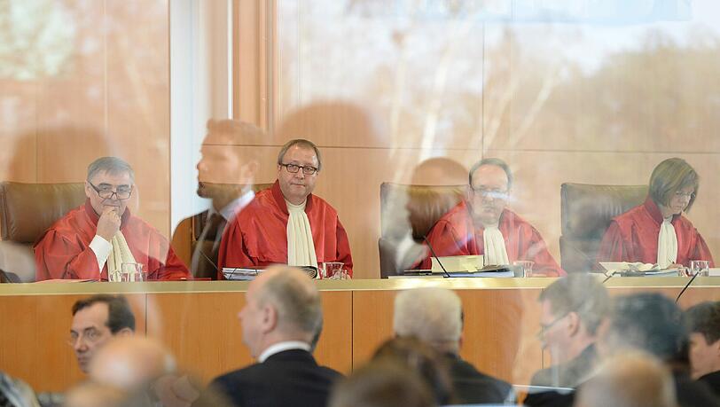 Der Zweite Senat des Bundesverfassungsgerichts in Karlsruhe, Peter Müller (l-r), Andreas Voßkuhle (Vorsitz), Herbert Landau, und Monika Hermanns, eröffnet am Dienstag die mündliche Verhandlung über ein Verbot der rechtsextremen NPD. Den Verbotsantrag hat der Bundesrat gestellt. Der Zweite Senat des Bundesverfassungsgerichts in Karlsruhe, Peter Müller (l-r), Andreas Voßkuhle (Vorsitz), Herbert Landau, und Monika Hermanns, eröffnet am Dienstag die mündliche Verhandlung über ein Verbot der rechtsextremen NPD. Den Verbotsantrag hat der Bundesrat gestellt.