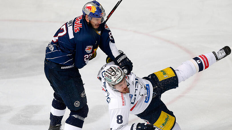 Matt Smaby (links) holt Nicolas Petersen von den Eisbären Berlin unsanft von den Beinen.
