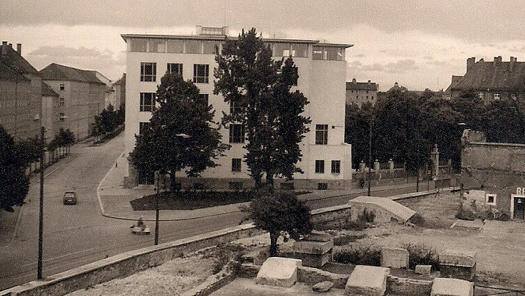 1951: die neue Simon-Knoll-Schule mit Brauerei-Ruinen davor. 1951: die neue Simon-Knoll-Schule mit Brauerei-Ruinen davor.