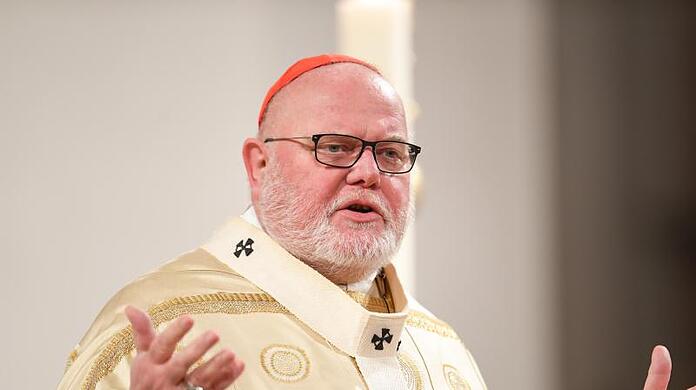 Kardinal Reinhard Marx feiert eine Messe in der Münchner Frauenkirche.