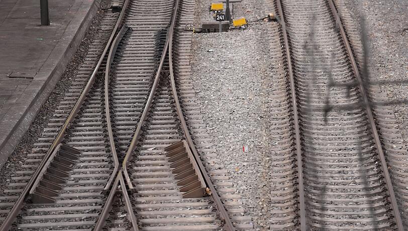 Die Bahn rechnet wegen der Wetterlage mit Einschränkungen. (Archivbild) Die Bahn rechnet wegen der Wetterlage mit Einschränkungen. (Archivbild)