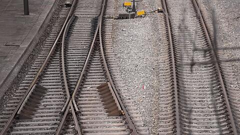 Die Bahn rechnet wegen der Wetterlage mit Einschr&auml;nkungen. (Archivbild)