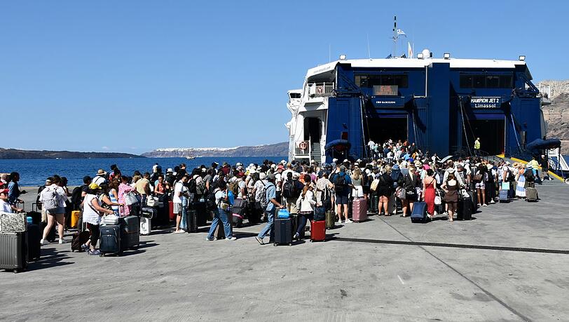Im Hafen von Thira auf Santorin kommen und gehen täglich Hunderte Touristen. Im Hafen von Thira auf Santorin kommen und gehen täglich Hunderte Touristen.