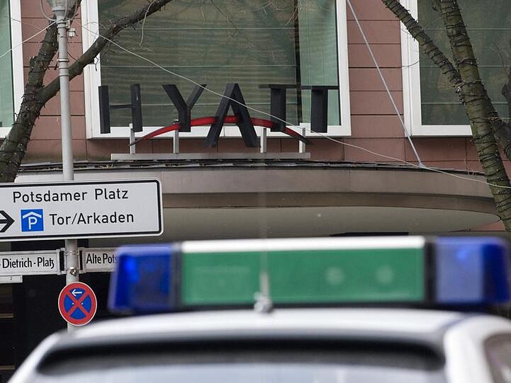 Ein Streifenwagen parkt vor dem Hyatt-Hotel in Berlin.