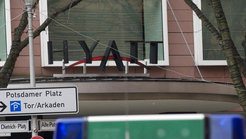 Ein Streifenwagen parkt vor dem Hyatt-Hotel in Berlin. Ein Streifenwagen parkt vor dem Hyatt-Hotel in Berlin.