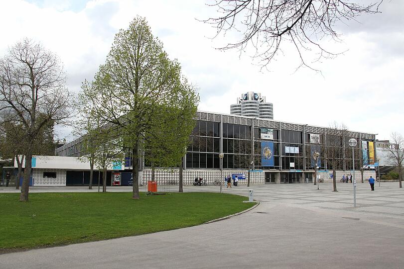 "Rettet München", "Kämpft um unser Leben" und "Der EHC sind nur wir": Das steht auf den Bannern der Fans des EHC. Vor der Olympia-Eishalle demonstrieren sie gegen das Aus des Münchner Eishockey-Vereins.