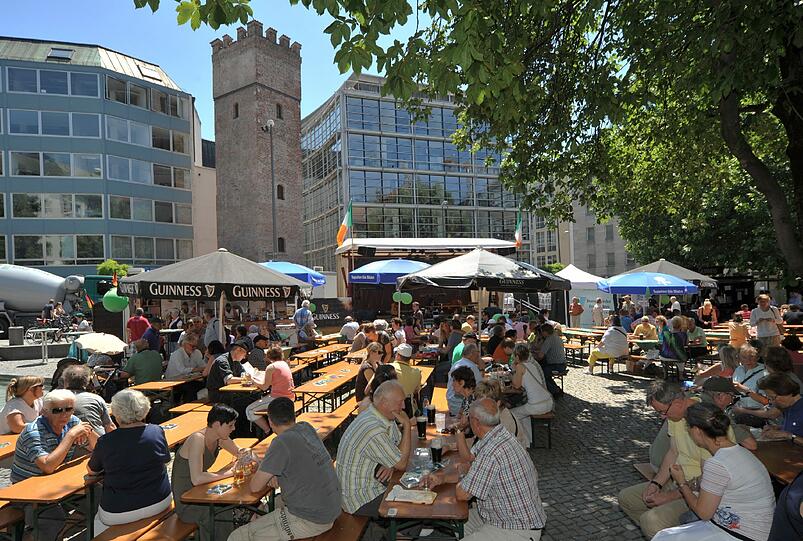 Auch am Rindermarkt konnten die Münchner am Samstag das schöne Wetter genießen.