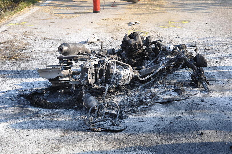 Bei einem Frontalzusammenstoß mit einem Mähdrescher ist am Donnerstag ein Motorradfahrer auf einer Staatstraße bei Polling in Oberbayern ums Leben gekommen.