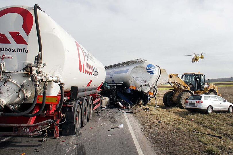 Bilder des dramatischen Verkehrsunfalls mit 4 Sattelzügen.