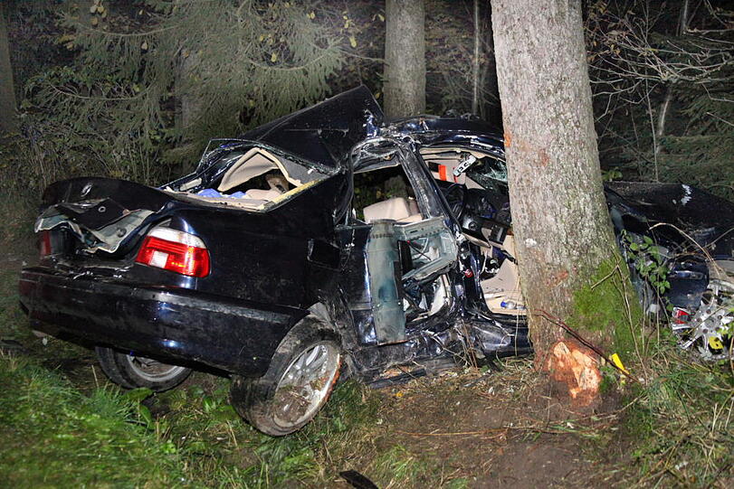 Zwei junge Männer (23 und 24 Jahre alt) rasen in Vilsbiburg in den Tod: Ihr Wagen war von der Straße abgekommen und dann gegen mehrere Bäume geprallt. Die Bilder vom Unfall.