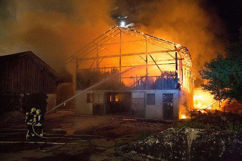 Die Bilder vom Stallbrand in Taching am See.