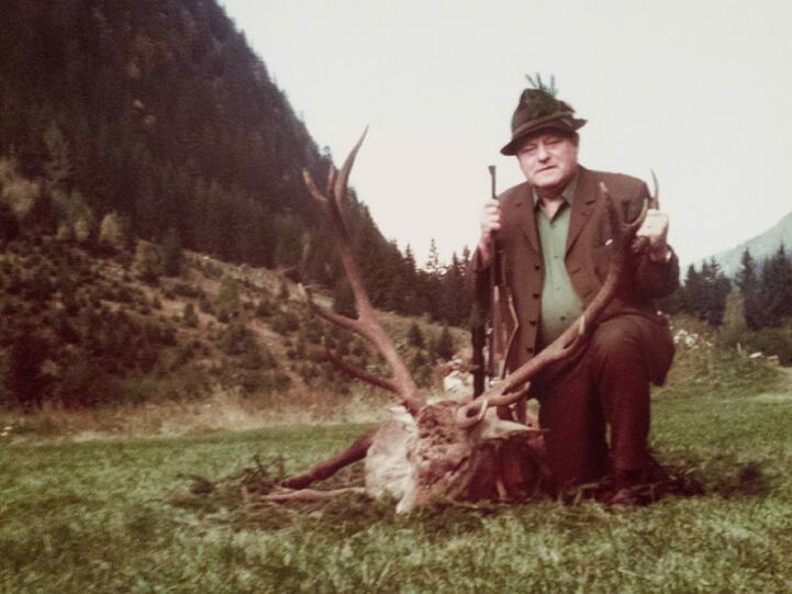 Der Großkopferte schießt einen Großkopferten: Strauß auf der Jagd.