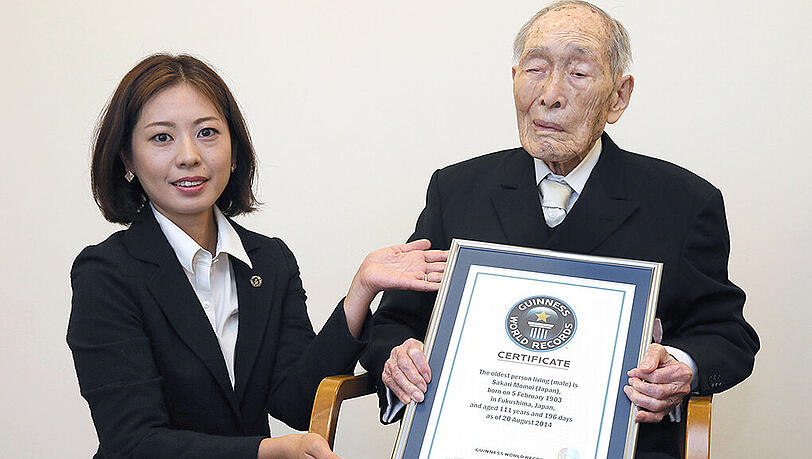 Sakari Momoi bekommt im August 2014 in Tokio eine Urkunde als ältester Mann vom Guinness Buch der Rekorde. Sakari Momoi bekommt im August 2014 in Tokio eine Urkunde als ältester Mann vom Guinness Buch der Rekorde.