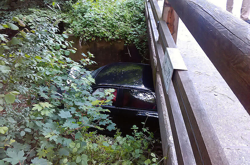 Ein 18-jähriger Fahranfänger stürzte mit seinem Audi in einen Bach. Er wurde leicht verletzt. Die Bilder.