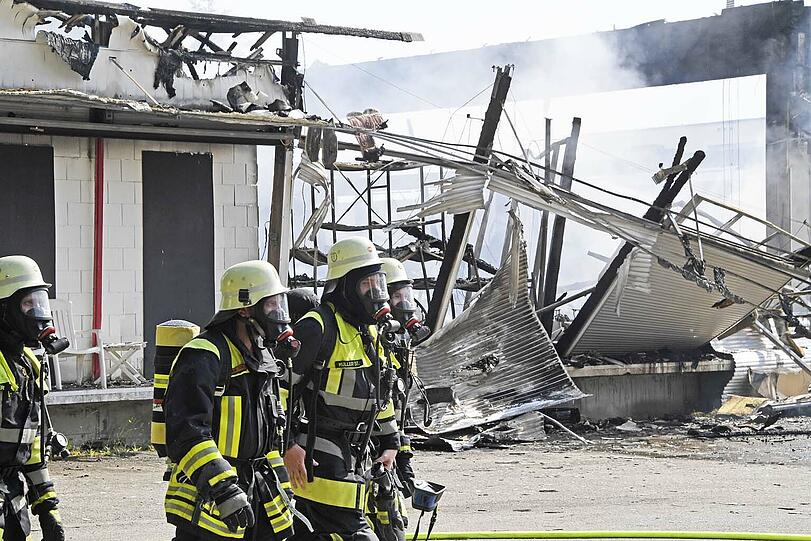 Die Lagerhalle in Markt Indersdorf ist komplett abgebrannt - wie es zu dem Feuer kam, ist aktuell noch unklar. Die Bilder vom Feuerwehreinsatz.