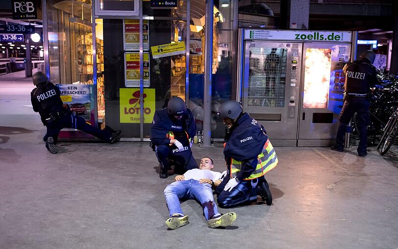 Schreckensszenario Terroranschlag - die Münchner Polizei probt den Ernstfall in einer mehrstündigen Übung am Hauptbahnhof - die Bilder.