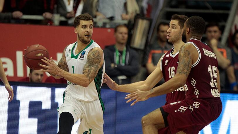 "Er hat uns hier damals zerstört", sagt Bayerns Stefan Jovic (2.v.r.) über Scottie Wilbekin (l.).