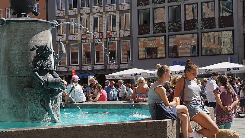 Ein kurzes Päuschen am Fischbrunnen am Marienplatz &ndash; so macht der Einkaufsbummel in der Fußgängerzone Spaß.