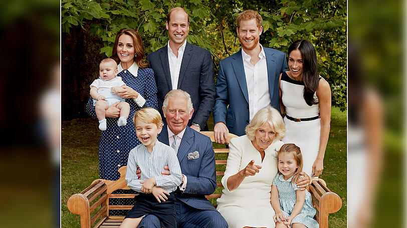Prinz Charles mit Ehefrau, seinen beiden Söhnen samt Schwiegertöchtern sowie den drei Enkeln.