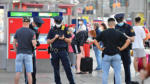 Wer sich nicht an die Maskenpflicht hält, muss mit einem Bußgeld rechnen. Die Bundespolizei kontrolliert nun wieder vermehrt. (Archivbild)
