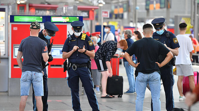 Wer sich nicht an die Maskenpflicht hält, muss mit einem Bußgeld rechnen. Die Bundespolizei kontrolliert nun wieder vermehrt. (Archivbild)