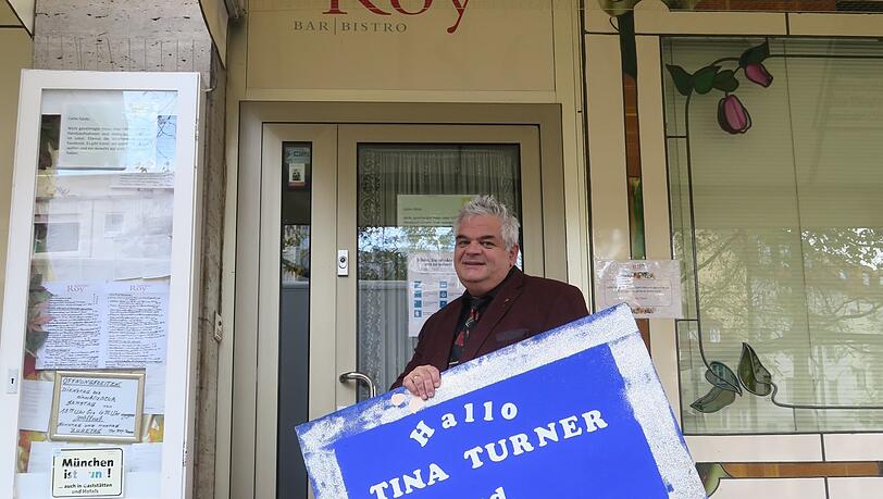 Günther Grauer 2020 vor seiner Bar – mit einem in frühen "Roy"-Zeiten noch selbst gebastelten Plakat, mit dem seinerzeit die Superstars Tina Turner und Bryan Adams begrüßt wurden. Günther Grauer 2020 vor seiner Bar – mit einem in frühen "Roy"-Zeiten noch selbst gebastelten Plakat, mit dem seinerzeit die Superstars Tina Turner und Bryan Adams begrüßt wurden.