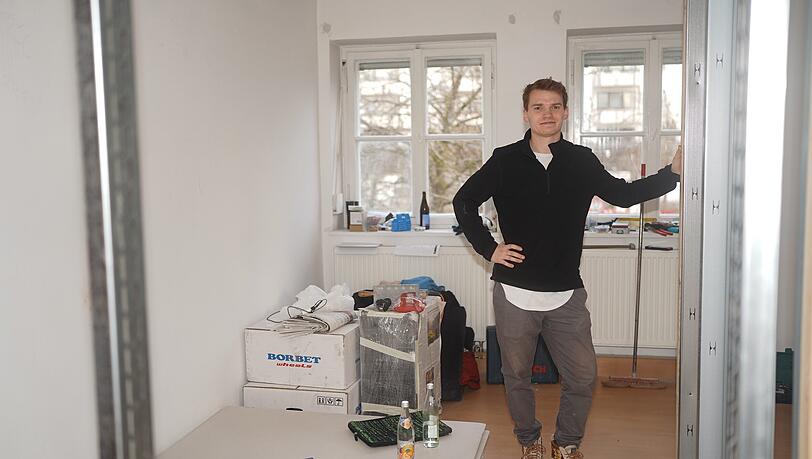 Neumieter Bennett in seinem Zimmer, in das er noch ein wenig Arbeit stecken muss, bevor er einziehen kann.