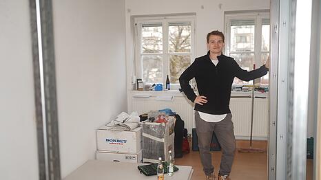 Neumieter Bennett in seinem Zimmer, in das er noch ein wenig Arbeit stecken muss, bevor er einziehen kann.