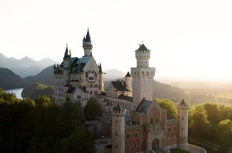 Neuschwanstein ist eines der beliebtesten Touristenziele in Deutschland und eine Architektur-Ikone mit Weltgeltung. Neuschwanstein ist eines der beliebtesten Touristenziele in Deutschland und eine Architektur-Ikone mit Weltgeltung.