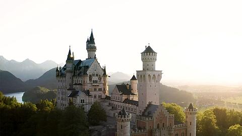 Neuschwanstein ist eines der beliebtesten Touristenziele in Deutschland und eine Architektur-Ikone mit Weltgeltung.