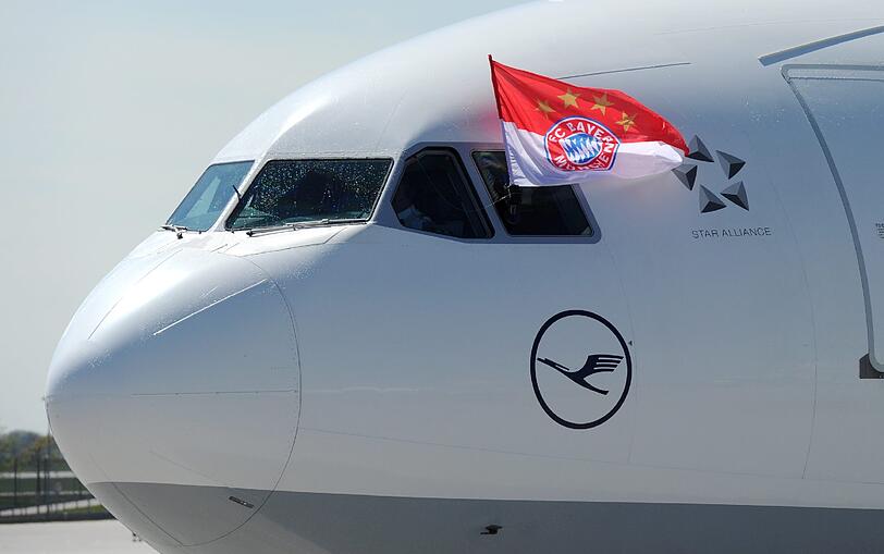 Auch der Lufthansa-Pilot outet sich als Bayern-Fan.