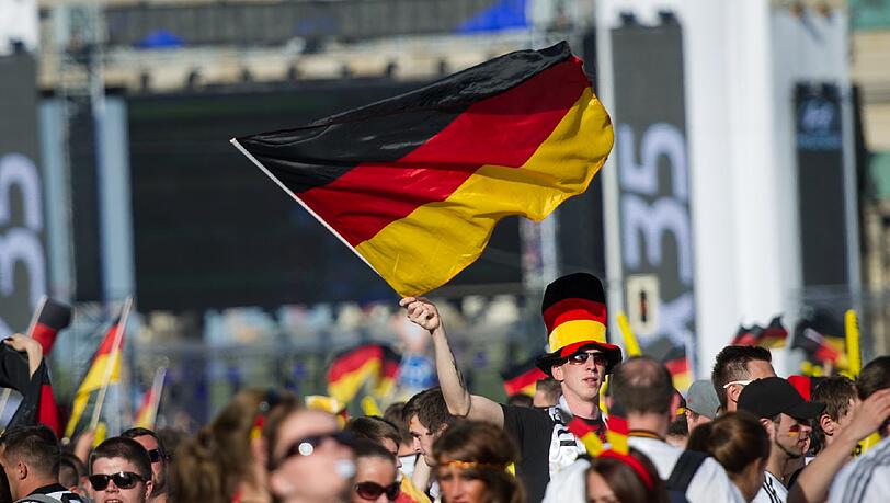 Die Fanmeile in Berlin musste zum Spiel Brasilien gegen Deutschland kurzfristig schließen. Die Fanmeile in Berlin musste zum Spiel Brasilien gegen Deutschland kurzfristig schließen.