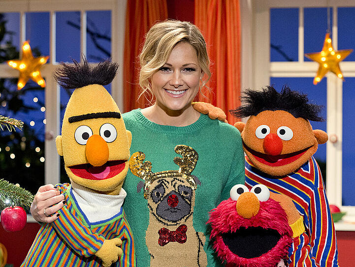 Das süßeste Quartett zu Weihnachten: Helene Fischer mit Erni, Bert und Elmo in der Sesamstraße