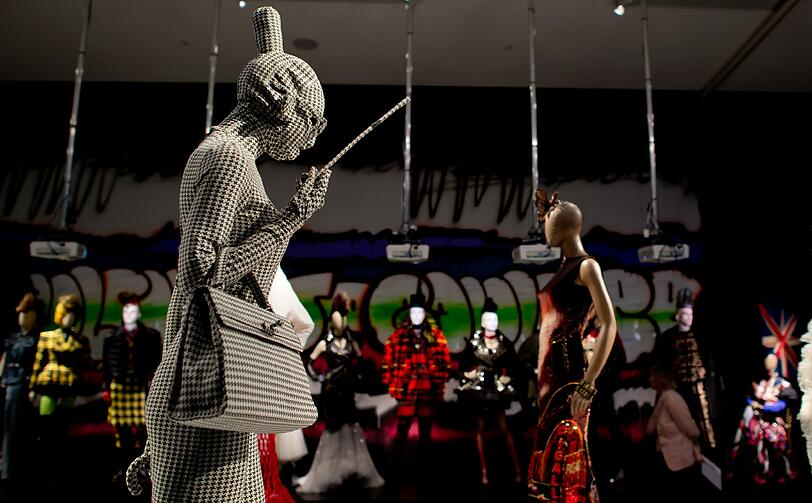 Jean Paul Gaultiers Ausstellung "From The Sidewalk To The Catwalk" macht Halt in München