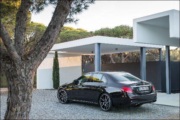 Schwarz lackierte 19-Zoll-Leichtmetallräder im Fünfspeichen-Design und die zwei verchromten Endrohrblenden in vierflutiger Optik verleihen dem Mercedes-AMG E 43 schon im Stand einen sportlichen Auftritt.