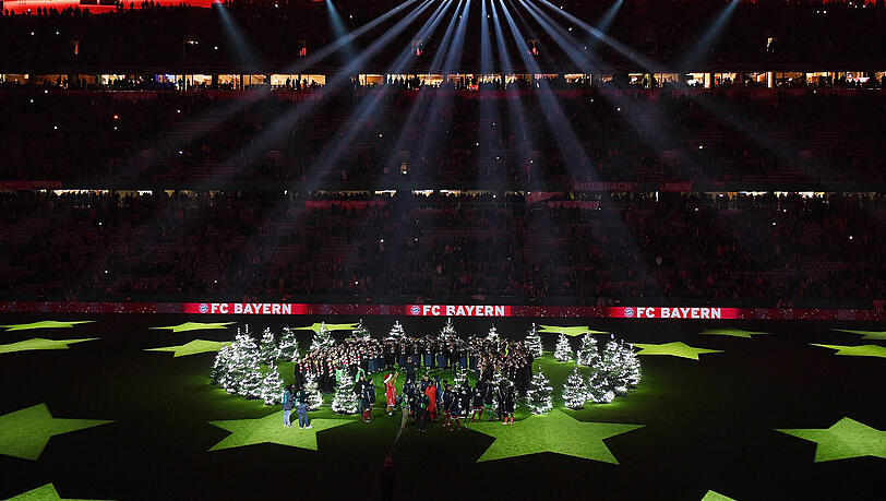 Wie schon in den letzten Jahren jeweils nach dem finalen Heimspiel vor Weihnachten ließen sich die Bayern so einiges einfallen, wieder einmal erstrahlte die Allianz Arena in hellem Glanz. Wie schon in den letzten Jahren jeweils nach dem finalen Heimspiel vor Weihnachten ließen sich die Bayern so einiges einfallen, wieder einmal erstrahlte die Allianz Arena in hellem Glanz.