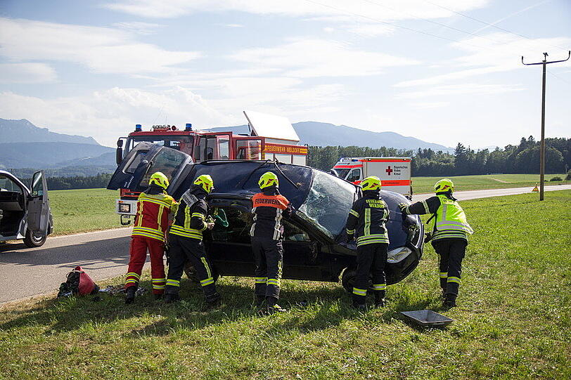 Bei einem Unfall an einer Kreuzung in Weildorf ist am Freitag eine Person schwer verletzt worden. Ein Mercedes-Fahrer hatte einen Skoda übersehen - es kam zum Zusammenstoß.