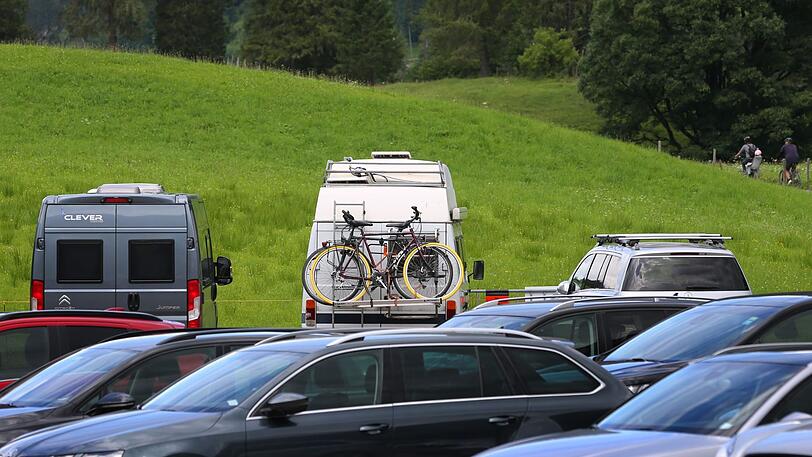 Viel Verkehr und volle Parkplätze gibt es an beliebten Ausflugszielen in Bayern häufiger. (Symbolbild)