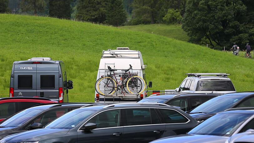 Viel Verkehr und volle Parkplätze gibt es an beliebten Ausflugszielen in Bayern häufiger. (Symbolbild) Viel Verkehr und volle Parkplätze gibt es an beliebten Ausflugszielen in Bayern häufiger. (Symbolbild)